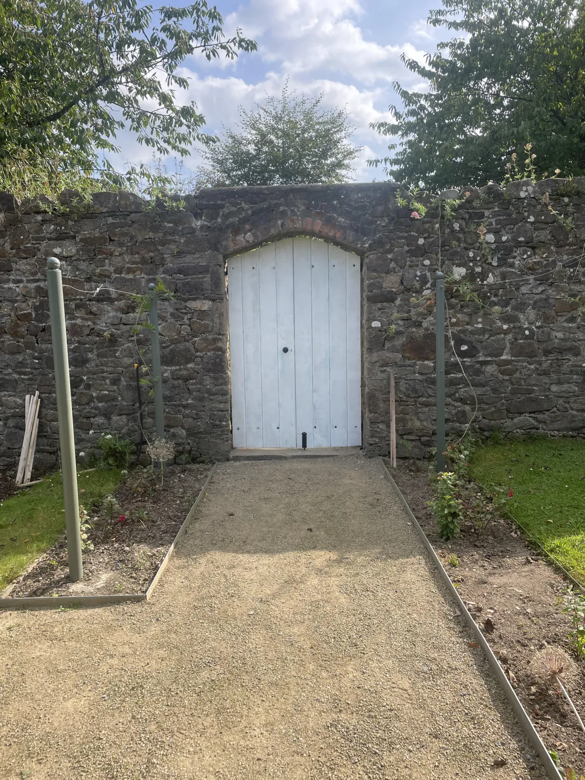 Stone wall and gate by Stonevale Construction